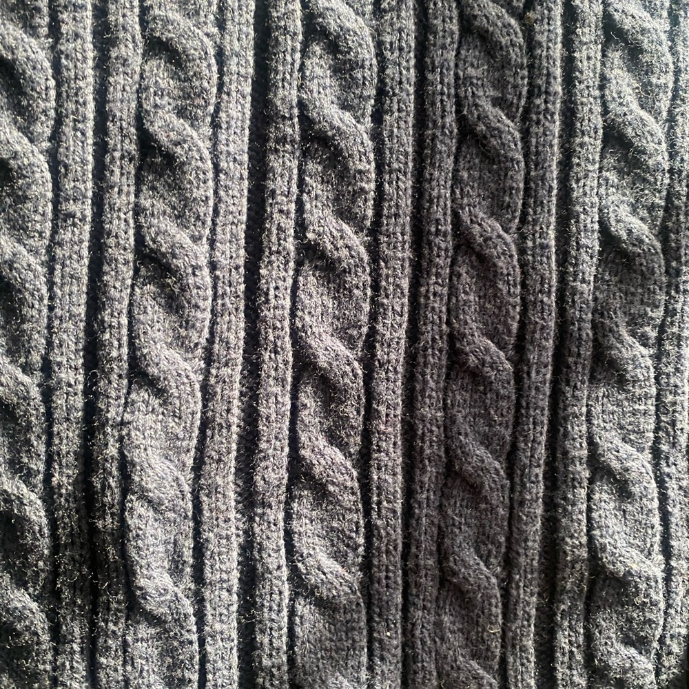 Hollister Women's Cable-Knit Icon V-Neck Sweater (S) - Picture 7 of 8